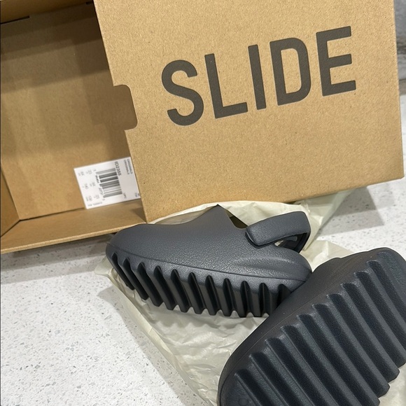 Yeezy Black Slippers with Molded Foam and Ventilation - Picture 5 of 7